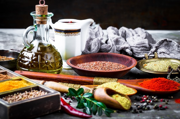 Kruiden en specerijen op een houten tafel