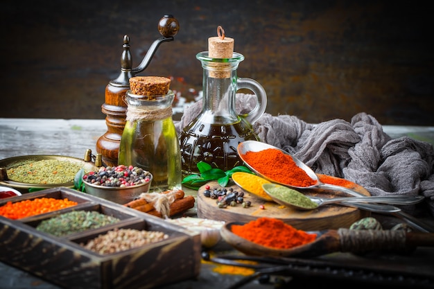 Kruiden en specerijen op een houten tafel