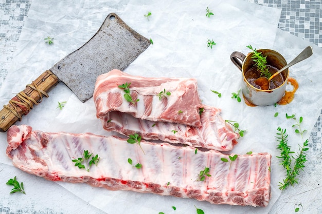 Kruiden hele ribben voor grill in de tuin