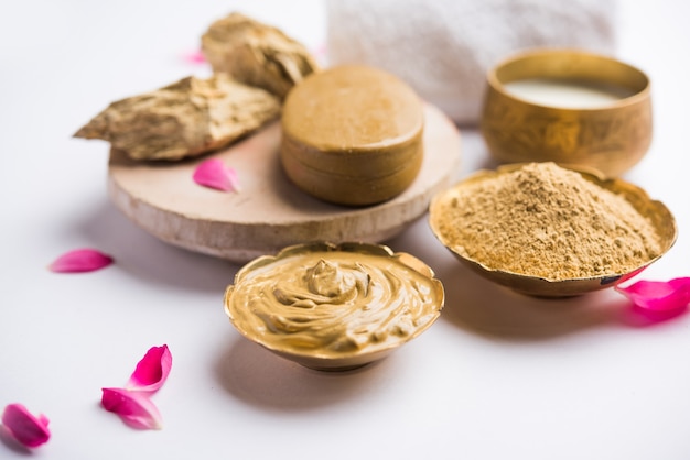 Kruiden- of ayurvedische gezichtsverpakking met multani mitti, melk enz. geplaatst met zeep, handdoek. selectieve focus