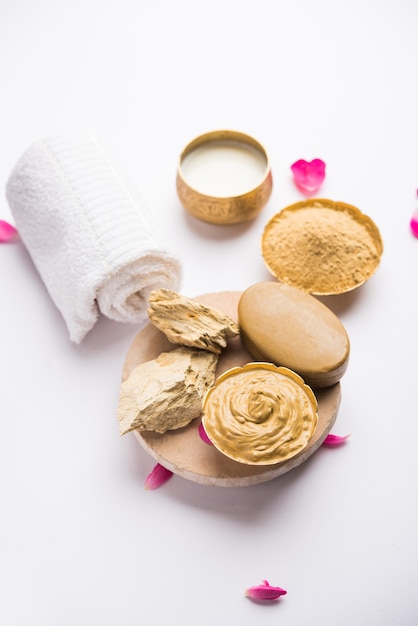 Kruiden- of Ayurvedische gezichtsverpakking met Multani mitti, melk enz. Geplaatst met zeep, handdoek. Selectieve focus