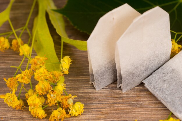 Kruiden theezakjes met lindebloemen