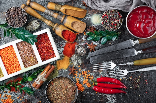 Kruiden voor het koken op een oude tafel