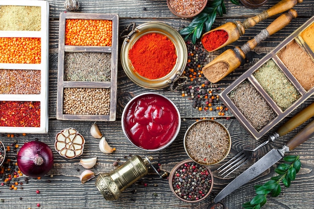 Kruiden voor het koken op een oude tafel