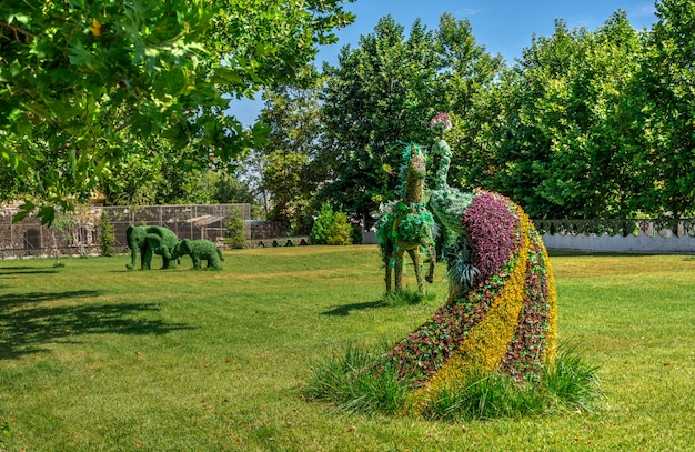 Kruidenbeeldhouwwerken in het park van Ravadinovo-kasteel, Bulgarije