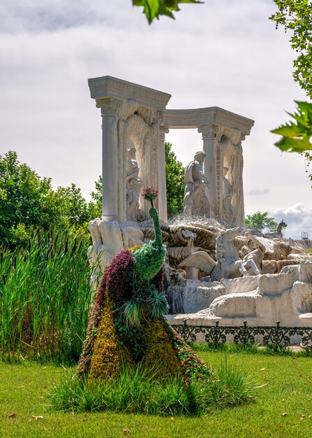 Kruidenbeeldhouwwerken in het park van Ravadinovo-kasteel, Bulgarije