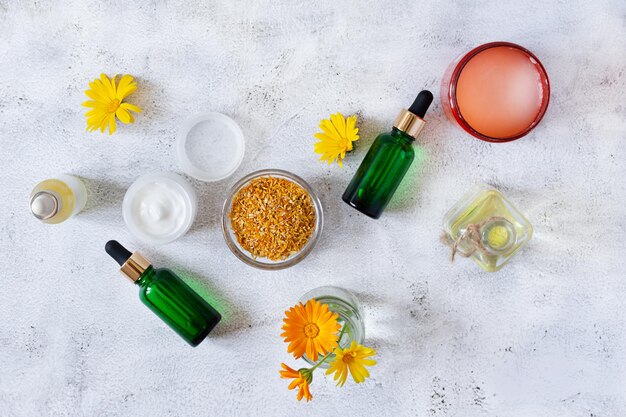 Kruidencosmetica met calendulabloemen Natuurlijk organisch vochtinbrengend reinigingsproduct