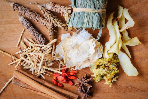 Kruidengeneeskunde gedroogd kruid uit de natuur