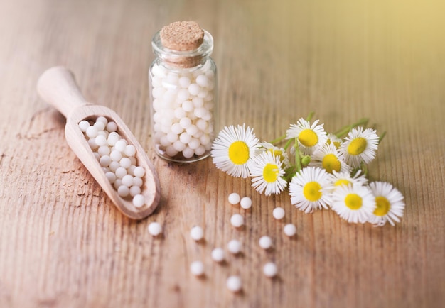 Kruidengeneesmiddel alternatieve geneeskunde Kamillebloemen en homeopathische medicatie