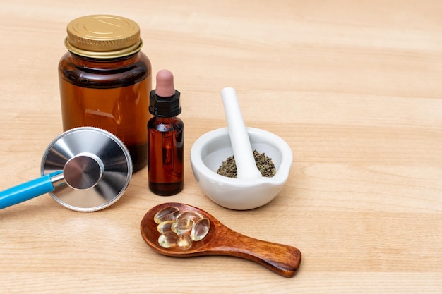 Kruidengeneesmiddel in capsules en planten op houten achtergrond
