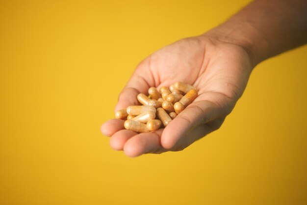 kruidengeneesmiddelcapsules bij de hand