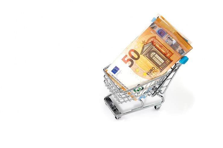 Foto kruidenierswinkelkar met euro die rekeningen op wit worden geïsoleerd. winkelen, lening, geldbesparing, pensioen, investeringen concept