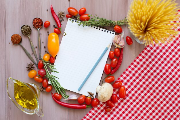 Kruidenpasta en groenten rond notitieboekje