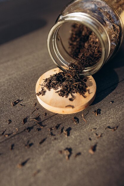 Kruidenthee gedroogde kruiden gedroogde verschillende kruiden naast een glazen pot met uitslag van kruiden op een lichte achtergrond