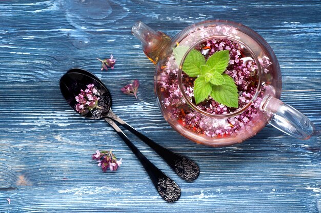 Kruidenthee met munt en oregano bloemen Bovenaanzicht