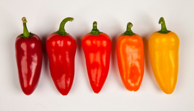 Foto kruidige kleine peper die een kleurversiering creëren van donkerrood naar geel, lichtrood en oranje.