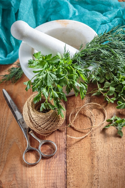 Kruidige kruidenmarjolein op een houten tafel