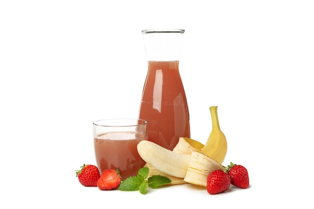 Kruik - fles en glas met aardbei - bananensap op wit wordt geïsoleerd dat