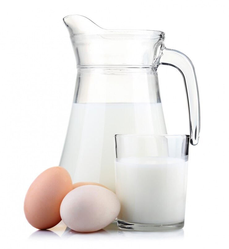 Kruik melk en glas met geïsoleerde eieren