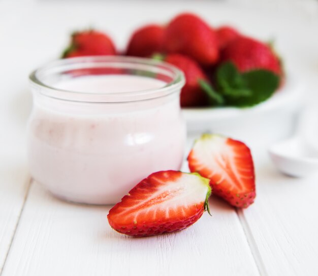 Kruik met aardbeiyoghurt