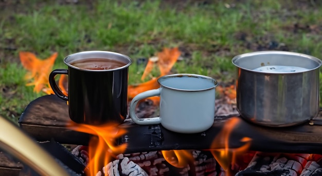 kruik wordt gekookt met houtvuur in het bos