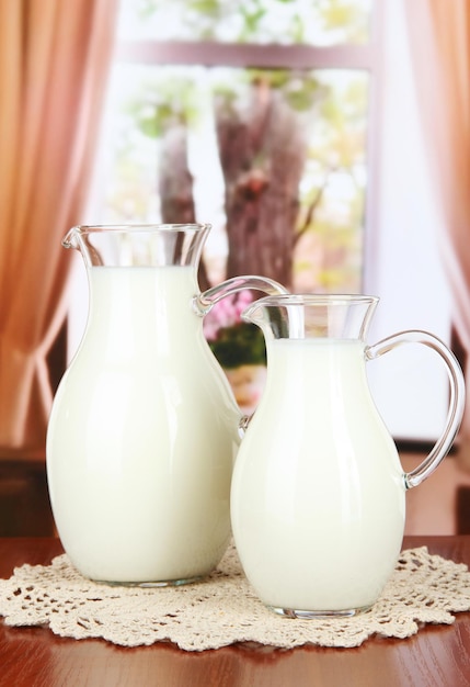 Kruiken melk op tafel in de kamer