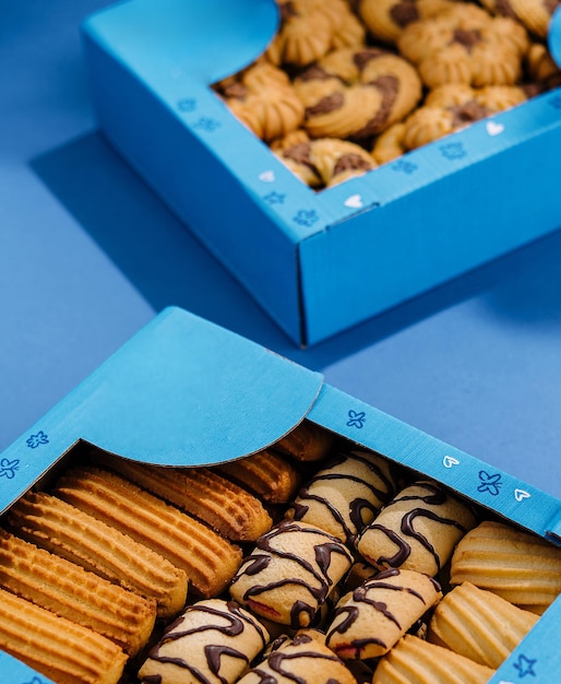 kruimelige koekjes in blauwe dozen