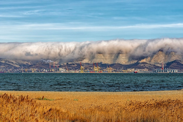 Kruipende wolken aan de oostelijke oever van de baai van Tsemes in Novorossiysk