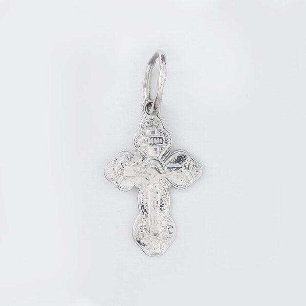 Kruis diamanten hanger ketting juweel geïsoleerd op een witte achtergrond