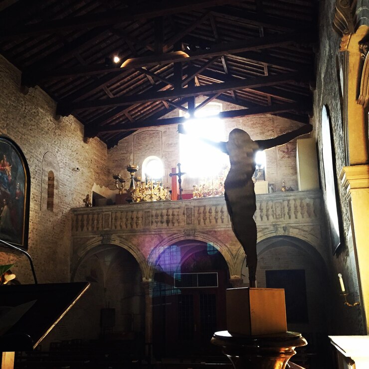 Foto kruis in de kerk