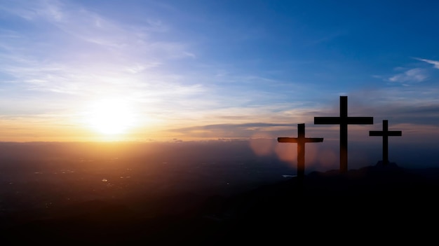 Kruis kruisiging van Jezus Houten kruis bij zonsondergang hemel achtergrond Kruisiging en opstanding concept