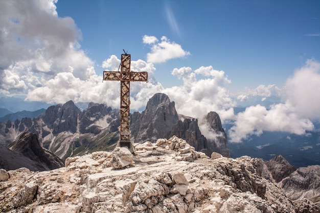 Kruis op berg met steen, alpen