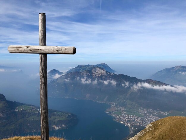 Foto kruis op de berg tegen de hemel