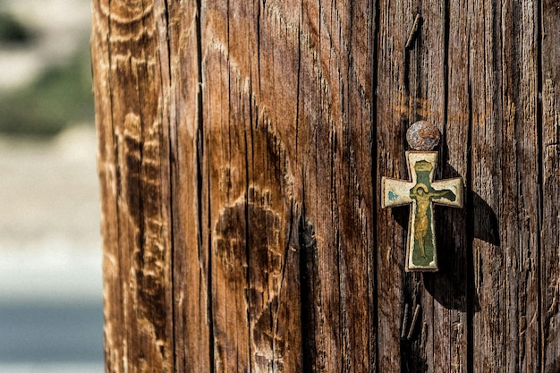 Foto kruis op een houten muur