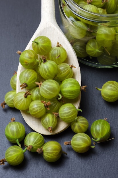 Kruisbes in grote houten lepel