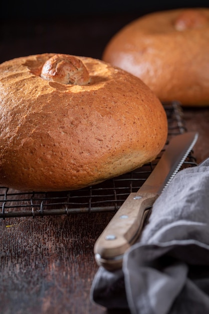 Kruisend brood voor paassoep, vers gebakken thuis, paasbrood voor soep.