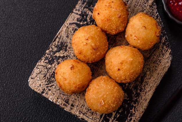Kruisende frietjes met mozzarella kaas met framboos saus