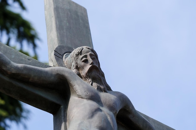 Kruisigingssculptuur tegen een blauwe achtergrond