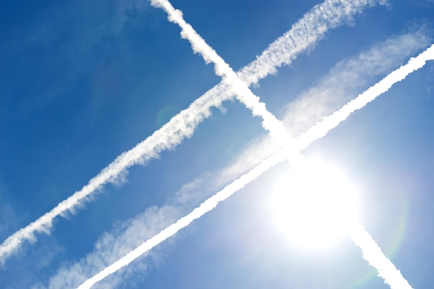 Kruising van drie chemtrails onder de zon