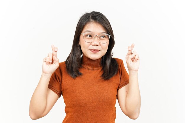 Kruising vinger of geluk vinger gebaar van mooie Aziatische vrouw geïsoleerd op een witte achtergrond