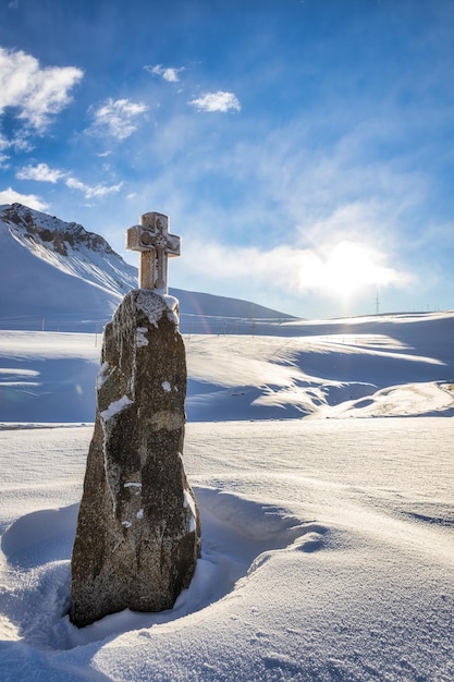 Kruismonument op georgische militaire weg en verse sneeuw