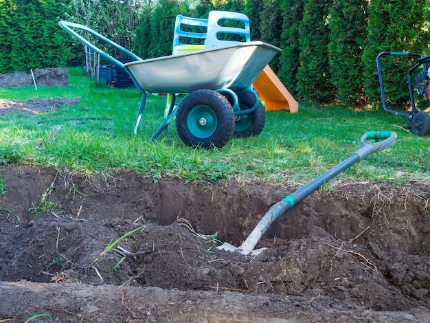 Kruiwagen op het land bij de provincie met land