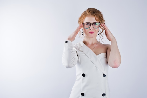 Krullend haarmeisje in glazen dat op witte studio wordt geïsoleerd