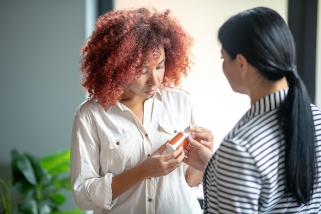 Krullend jongedame in gesprek met haar psychotherapeut