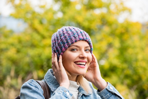 Krullend schattig meisje in een goed humeur poseren in herfstdag genietend van goed weer herfst oktober een mooi meisje