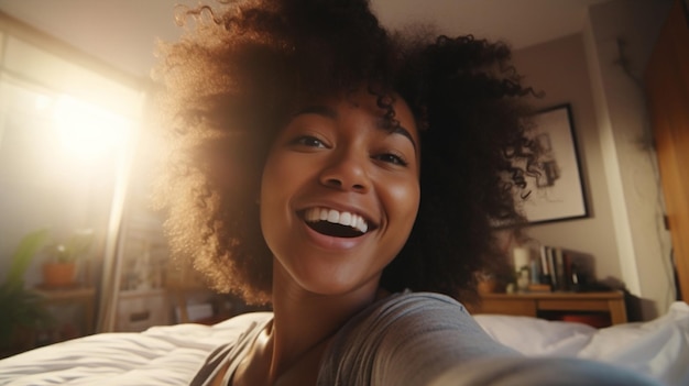 Krullend vrouw haar vrouwelijk persoon op zoek schoonheid dame glimlach aantrekkelijk amerikaans volwassen gelukkig levensstijl gezicht afrikaans portret afro jonge vrolijke zwarte close-up geluk