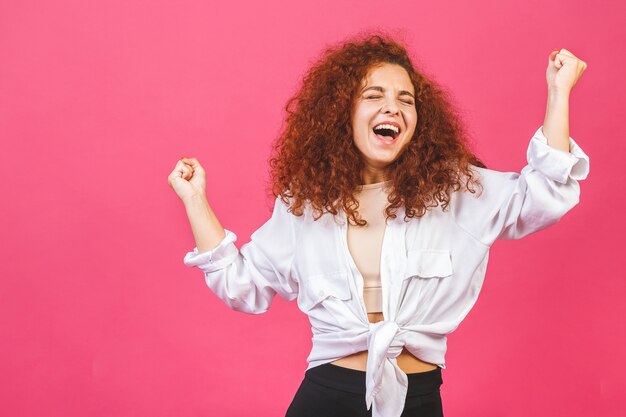 Krullend vrouw poseren in studio