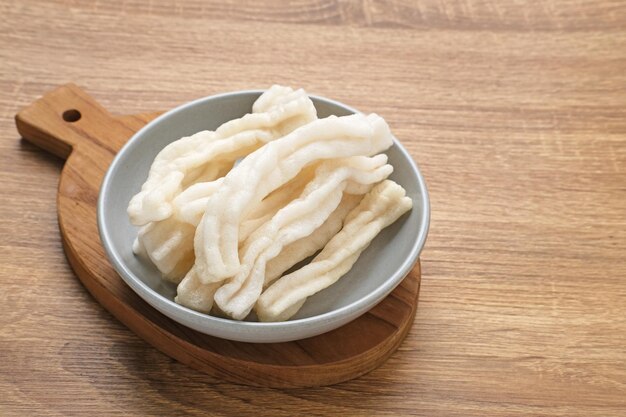 Krupuk of Kerupuk Indonesië traditionele crackers geserveerd op kom op houten achtergrond