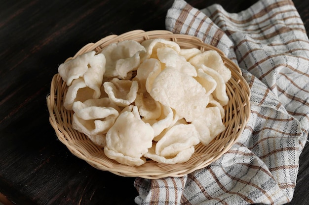 Krupuk Upil または Krupuk Mlarat インドネシアの人気のクラッカー キャッサバ粉から作られ、油を使わずに揚げたもの