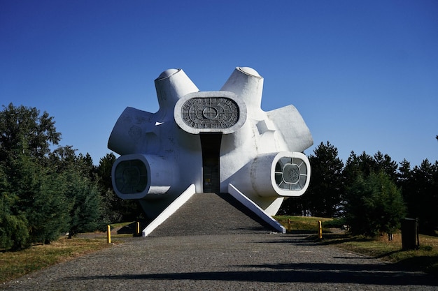 Foto krusevo macedonia 19 luglio 2022 il monumento al macedonia a krusevo all'alba con la luna nel cielo